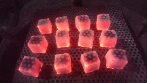 Profitez du charbon de bois de narguilé shisha fabriqué de luxe à partir de briquettes de barbecue en coquille de noix de coco de qualité supérieure Indonésie - Product Image 4