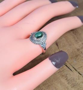 Bague élégante en malachite avec pierres précieuses en argent sterling 925 massif avec une forme ovale élégante plaquée rhodium pour les cadeaux de mariage - Product Image 2