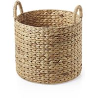 Panier en rotin fait à la main avec un tissage naturel durable conçu pour les ménages modernes rustiques ou écologiques de ferme