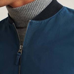 Chaquetas Bomber de Lona Vintage Casuales Suaves de Alta Calidad OEM Personalizadas al por Mayor, Chaquetas Acolchadas de Poliéster Cálidas con Color y Talla Personalizados - Product Image 4