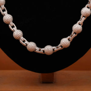 Chaîne de cou hip-hop haut de gamme conçue avec des détails de style diamant moissanite étincelant pour une expression de mode urbaine accrocheuse - Product Image 3