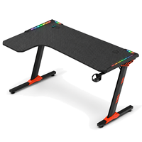 Bureau de jeu avec plateau noir incurvé et repose-pieds orange