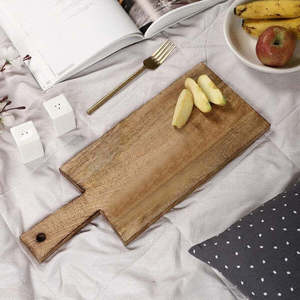 Planche à découper en bois artisanale Élégance rustique: planche à découper en bois - Product Image 2
