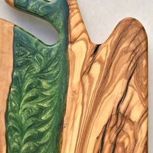 เขียงชีสเรซิ่นสีเขียวและไม้พร้อมหูจับ ถาดเสิร์ฟดีไซน์เนอร์ ออกแบบมาเพื่อการเสิร์ฟและการจัดวางอาหารที่ทันสมัย - Product Image 3