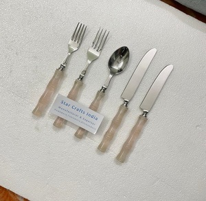 Ensemble de couverts en acier inoxydable fabriqué en Chine, avec manche en plastique, comprenant couteau, fourchette et cuillère. - Product Image 5