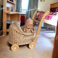 Poussette pour bébé en rotin vintage faite à la main avec panier de rangement, poupées en osier et jouet pour la décoration de la chambre des enfants