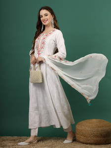 Vêtements de créateur indiens traditionnels brodés Anarkali Kurti pantalon assorti avec des ensembles Dupatta en organza aux prix de gros - Product Image 5