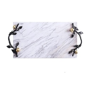 Plateau à fromage en marbre naturel Plateau de service décoratif Plateau en marbre pour bijoux avec poignées en feuille d'or - Product Image 5