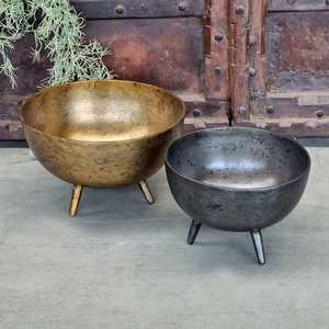 Ensemble de 2 vases de sol trépied en fer fini antique noir doré pour salon chambre à coucher utilisation décorative Design côtier - Product Image 1