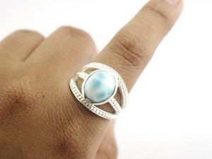 Anillo Unisex Elegante con Bisel Hecho a Mano en Plata de Ley 925 con Piedra Preciosa Ovalada de Larimar Natural - Product Image 4