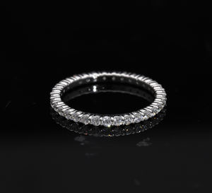 Banda Eternity de oro blanco de 14 quilates con diamantes redondos naturales en un elegante Ajuste de canal estilo Barra para un aspecto moderno y atemporal - Product Image 2