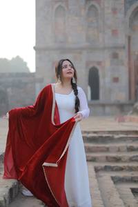 Elegante Traje Anarkali Blanco con Dupatta de Terciopelo, Ropa Étnica Sofisticada para Bodas y Ocasiones Festivas - Product Image 6