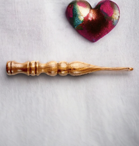 Ganchos de ganchillo de madera hechos a mano, juegos de agujas de tejer ergonómicas coloridas para costura de India - Product Image 2