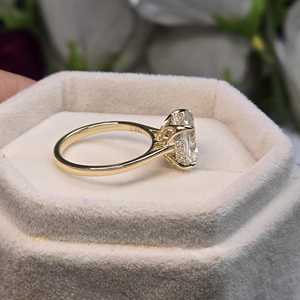 Anillos de compromiso y aniversario de lujo de oro rosa de 14K con 5 filas de moissanita cultivada en laboratorio, estilo hip hop, que pasan la prueba del diamante. - Product Image 2