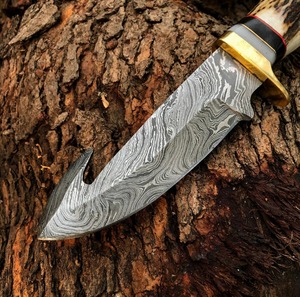Couteau de chasse en acier damassé fait à la main avec cerf et laiton, avec gaine en cuir. - Product Image 4