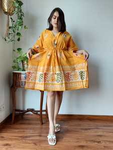 Mini robe caftan cachemire en coton léger sur mesure avec col en V et cravate à la taille pour l'été-Prêt pour les clients et les revendeurs - Product Image 3