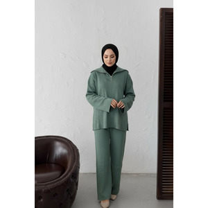 Ensemble en tricot vert pour femme avec col zippé, haut ample et pantalon large - Product Image 3