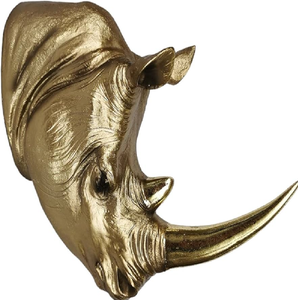 Tête de rhinocéros dorée ornée dans un cadre. Décoration de style vintage complexe. Disponible à prix de gros. - Product Image 3
