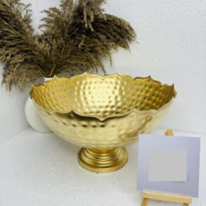 Bol de service de table doré en acier inoxydable martelé, grande taille, motif floral, base élégante, très populaire, en gros - Product Image 2