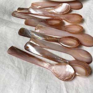 Cuillère en nacre fabriquée à la main pour une décoration intérieure intemporelle et des affichages de photos personnels pour des cadeaux. - Product Image 6