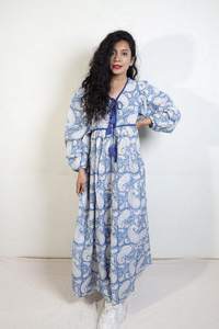 ชุดเดรสพิมพ์ลายคอลเลกชั่นคอวีผ้าไหมพิมพ์ลายดิจิทัลทรงหลวมแต่งกระดุมทำงานสวมใส่สบาย - Product Image 5