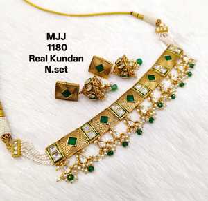 Conjunto clásico de collar Kundan personalizado para novias hecho para tiendas étnicas que ofrece un gran estilo con calidad superior - Product Image 3