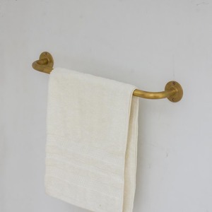 Porte-serviettes en laiton poli le plus vendu, finition haut de gamme pour une mise à niveau de salle de bain luxueuse, disponible en vrac depuis l'Inde - Product Image 1