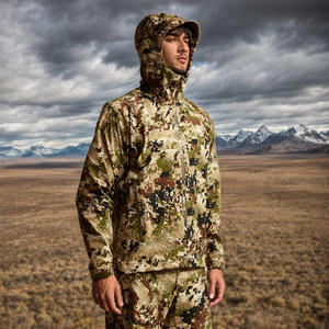 Chaqueta de caza al aire libre definitiva con diseño de camuflaje aislado y tela repelente al agua ideal para aventuras en el campo - Product Image 2