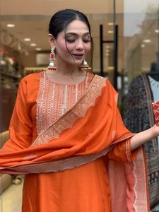 Conjunto de Kurti y Pantalón de Algodón y Seda Premium Color Naranja, Pedido al por Mayor, Bordado, Dupatta Jequad, Traje para Mujer - Product Image 2