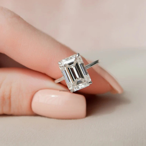Bague solitaire Moissanite coupe émeraude intemporelle avec quatre griffes et arc artisanal Halo caché bague de mariage parfaite pour elle - Product Image 3