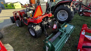 Tracteur agricole d'occasion Massey Ferguson GC1725 GC2400 4x4 avec pompe et roulement, moteur Cummins 185 CV - À vendre - Product Image 3