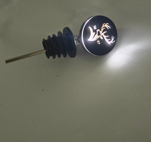 Verseur de bouteille lumineux à LED avec ajustement universel pour la plupart des verseurs à vin - Product Image 6