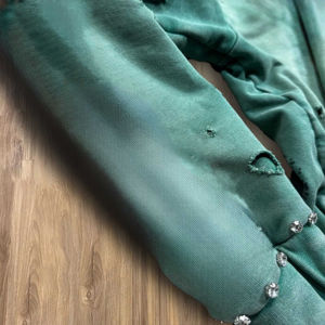 เสื้อฮู้ดครอปซิปผ้าเฟรนช์เทอร์รี่ผสมโพลีเอสเตอร์/คอตตอน สไตล์สตรีทแวร์ ลวดลายขาดๆ แบบดิสเทรส น้ำหนัก 450 GSM ซักย้อมสีแบบแอซิด ประดับคริสตัล  รับสกรีนโลโก้ตามแบบ สำหรับฤดูหนาว - Product Image 5