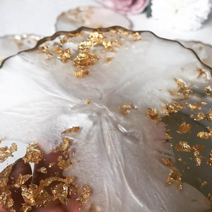 Sous-verre classique personnalisé en résine d'agate avec de vraies fleurs séchées pressées, décoration de maison écologique par Crescent Crafts - Product Image 3