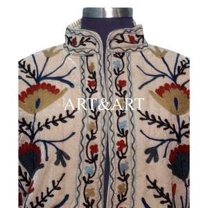 Chaqueta Acolchada de Algodón 100% Ecológica, Bordada a Mano con Diseño Vintage Suzani, Ropa Exterior Étnica Bohemia para Mujer - Product Image 4