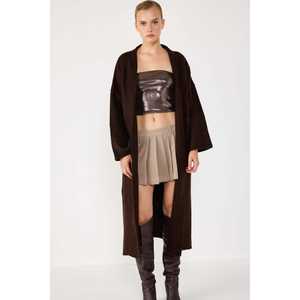 Top court sans bretelles en tissu brillant marron - Product Image 3