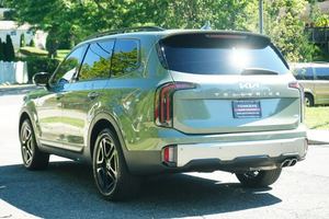 Verde Usado 2024 Kia Telluride SX-X-Pro AWD Con Ruedas de Aleación Asientos de Cuero Sistema de Navegación Tercera Fila Asientos Arranque Remoto - Product Image 3