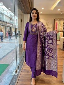 Hermoso bordado y trabajo artesanal por todas partes del vestido con forro completo que exuda detalles artesanales en la dupatta de jacquard. - Product Image 2