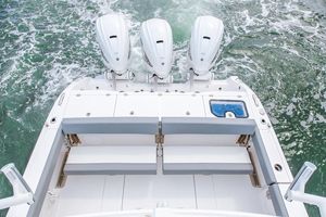 PRIX RÉDUIT pour le Everglades 395 2025 à console centrale, LÉGER, HAUTE EFFICACITÉ, PRÊT À ÊTRE EXPÉDIÉ DANS LE MONDE ENTIER - Product Image 4