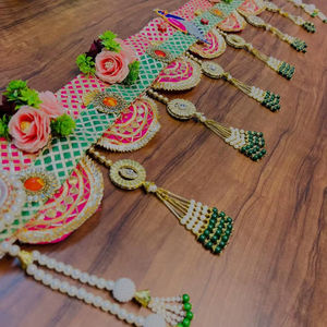 Venta al por mayor de puerta festiva India colgante Toran Bandhanwar | Decoración de lujo Shubh-Labh con rosas, cuentas y trabajo de Gota - Product Image 1