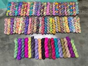 Cintas de seda Sari teñidas a medida en corbata variada y colores teñidos y colores sólidos ideales para tiendas de artesanía y suministros - Product Image 2