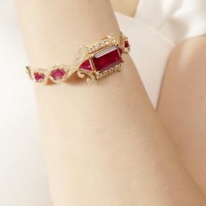 Bracelets de luxe en or fin beGems Wings of Luck avec rubis, en or italien 18 carats, bijoux fins pour femmes - Product Image 4