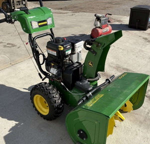 Soplador de Nieve de Alta Eficiencia John Deere 1330SE, Soplador de Nieve de Calidad con Motor y Componentes de Transmisión en Oferta - Product Image 2