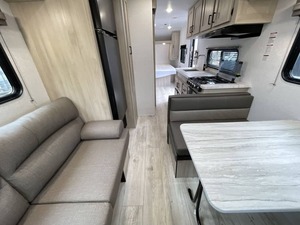 Remolque de Campamento Usado E-a-s-t To West S-i-l-v-e-r L-a-k-e 2300RD 2025 en Venta para Camping y Viajes - Product Image 3