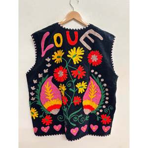 Gilet en velours brodé Suzani noir jais avec des détails dorés tournesol et rose pâle - Le motif fleur de souci pour l'habillement extérieur - Product Image 2