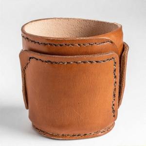 Pot en cuir miniature doux et chaud avec construction artistique offrant un design organique pour les coins verts intérieurs paisibles - Product Image 4