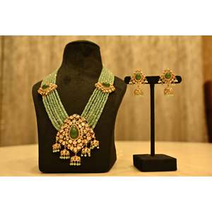 Collier à pampilles classique Maharani Kishori Devi plaqué or 22 carats avec diamants et émeraudes pour les mariages - Product Image 1