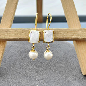 Pendientes de Moda para Mujer, Chapados en Oro de 18k, con Cabujón de Piedra Lunar Arcoíris Natural al por Mayor y Perla Redonda - Product Image 1