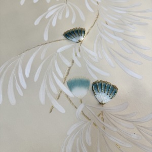 Papier peint en <span class=keywords><strong>soie</strong></span> <span class=keywords><strong>à</strong></span> fleurs de glycine peint <span class=keywords><strong>à</strong></span> la main - Murale florale beige élégante pour la décoration de maisons et d'hôtels de luxe - Product Image 2