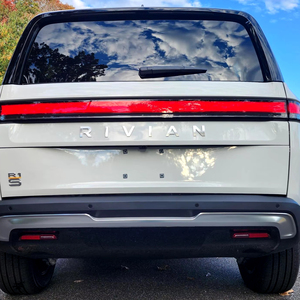 Rivian R1S Adventure Edition 2023, Quad-Motor AWD, automatique, intérieur clair, sièges en cuir noir montagne, pneus R19, break gauche - Product Image 3